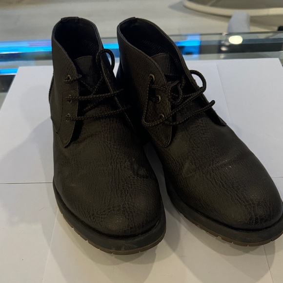 robert wayne chukka boots